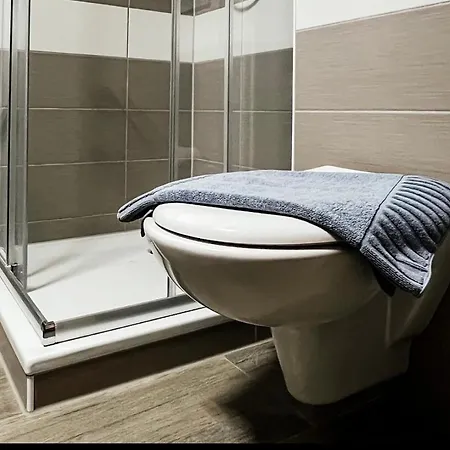 2 Room, Messe Flat, Full Kitchen, Garden Apartment